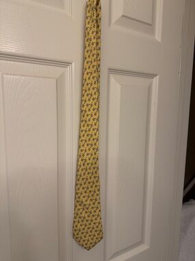 Vineyard Vines Yellow Boys' Tie with Navy Starburst Pattern